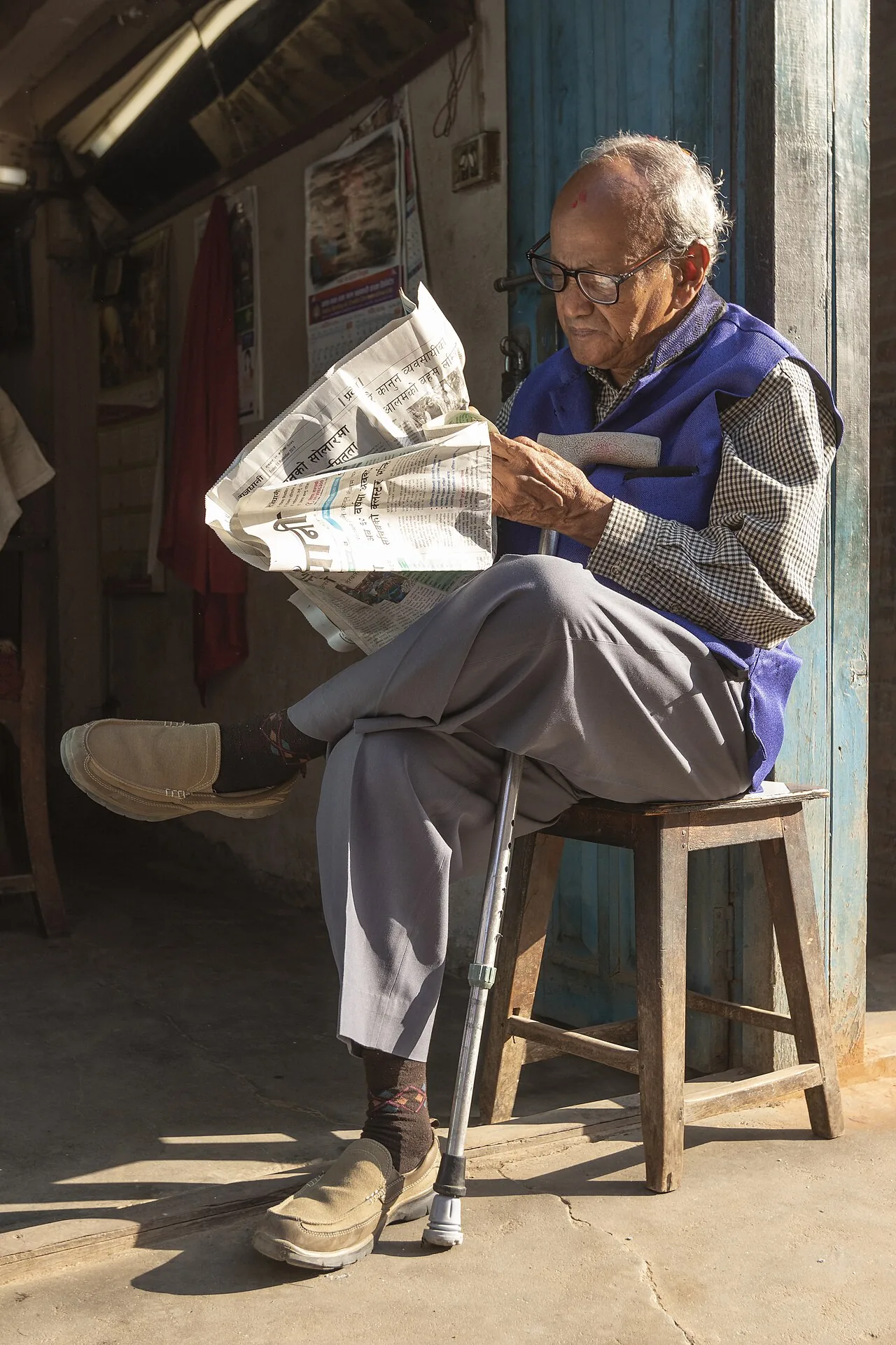 Old man reading newspaper early in the morning at Basantapur-IMG 6800